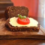 Pumpernickel - No Carb & glutenfrei & reich an Eiweiß & vegan - für nur 4,90 EUR bei love me cakes