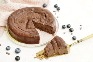 Unser Keto-Schokokuchen erinnert an einen sehr saftigen Brownie. Ein kleines Stückchen reicht und der Süßhunger ist gestillt. Genau das Richtige für alle Schokoladen-Liebhaber!